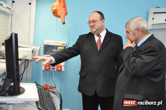 Zdjęcie w galerii na portalu naszraciborz.pl: Podwójne przecinanie wstęgi w CKU wiadomości z regionu