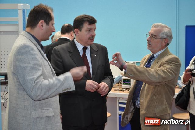 Zdjęcie w galerii na portalu naszraciborz.pl: Podwójne przecinanie wstęgi w CKU wiadomości z regionu