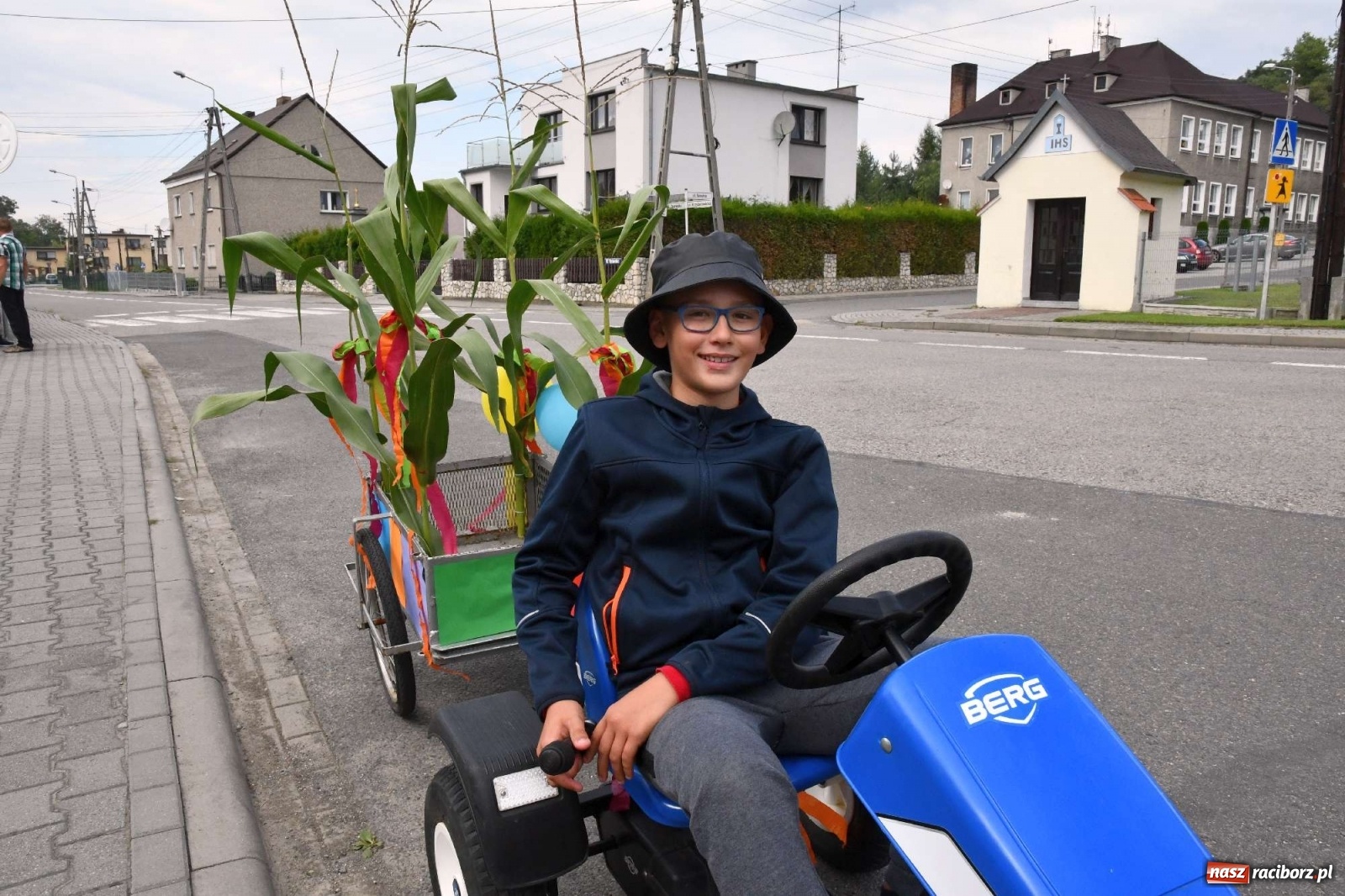 Zdjęcie w galerii na portalu naszraciborz.pl: Szczepionki jak napój bogów. Dożynki w Owsiszczach [FOTO i WIDEO] wiadomości z regionu