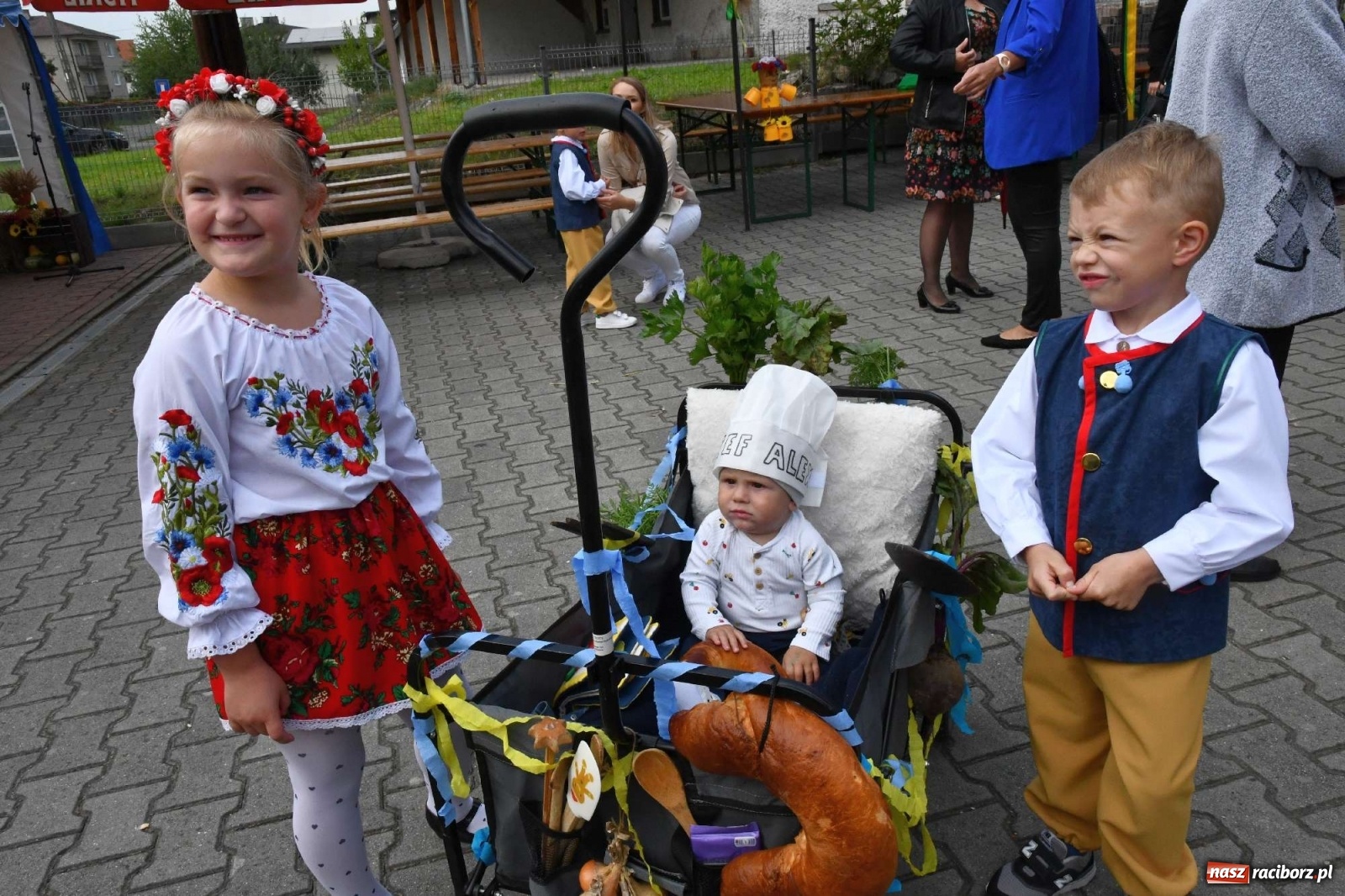 Zdjęcie w galerii na portalu naszraciborz.pl: Szczepionki jak napój bogów. Dożynki w Owsiszczach [FOTO i WIDEO] wiadomości z regionu