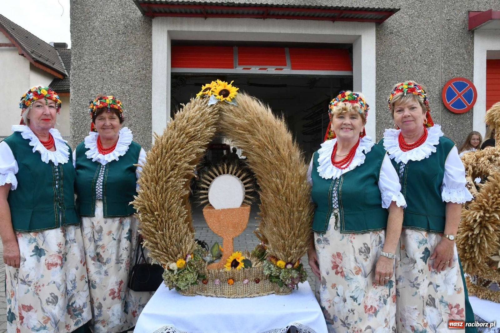 Zdjęcie w galerii na portalu naszraciborz.pl: Szczepionki jak napój bogów. Dożynki w Owsiszczach [FOTO i WIDEO] wiadomości z regionu