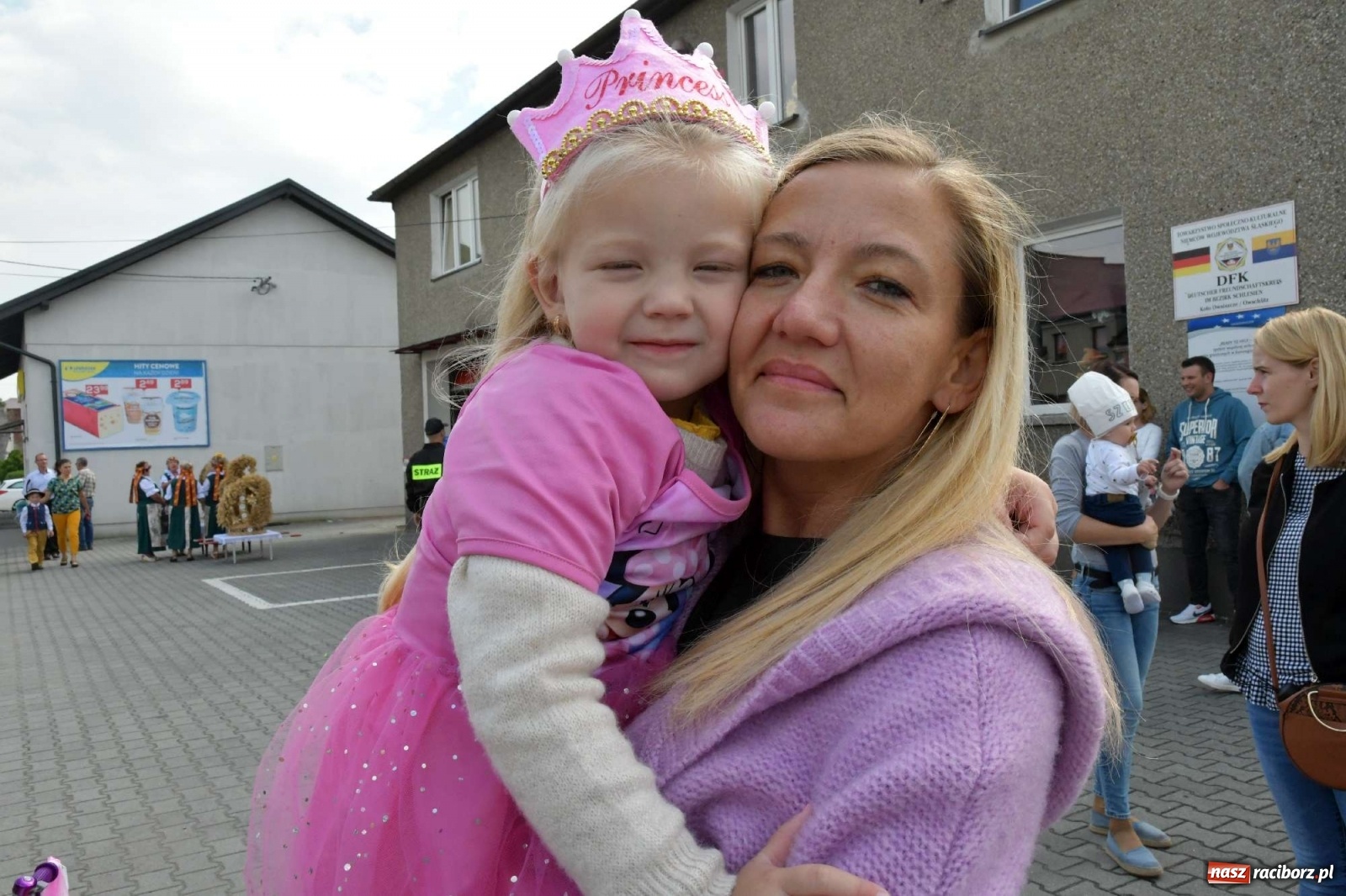 Zdjęcie w galerii na portalu naszraciborz.pl: Szczepionki jak napój bogów. Dożynki w Owsiszczach [FOTO i WIDEO] wiadomości z regionu