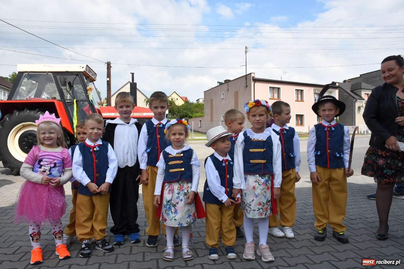 Zdjęcie w galerii na portalu naszraciborz.pl: Szczepionki jak napój bogów. Dożynki w Owsiszczach [FOTO i WIDEO] wiadomości z regionu