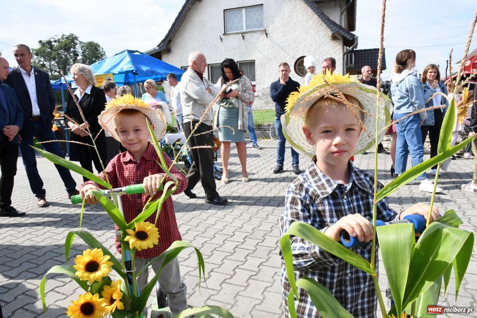 Zdjęcie w galerii na portalu naszraciborz.pl: Szczepionki jak napój bogów. Dożynki w Owsiszczach [FOTO i WIDEO] wiadomości z regionu