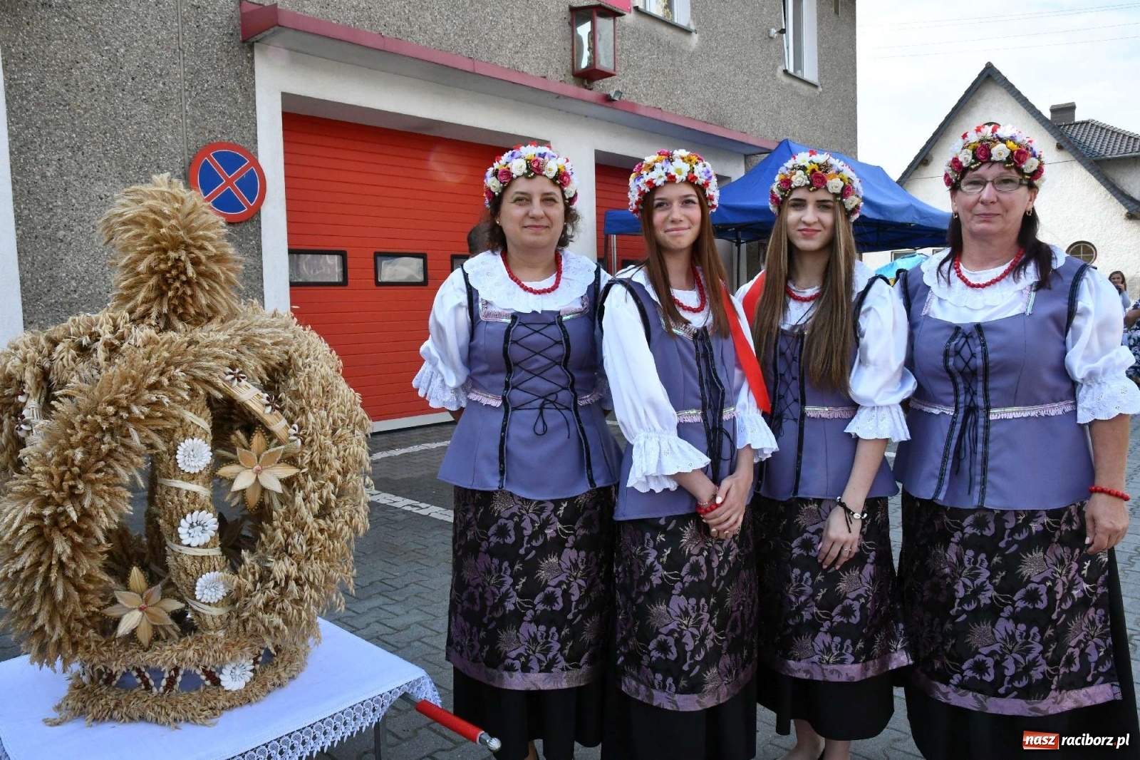 Zdjęcie w galerii na portalu naszraciborz.pl: Szczepionki jak napój bogów. Dożynki w Owsiszczach [FOTO i WIDEO] wiadomości z regionu