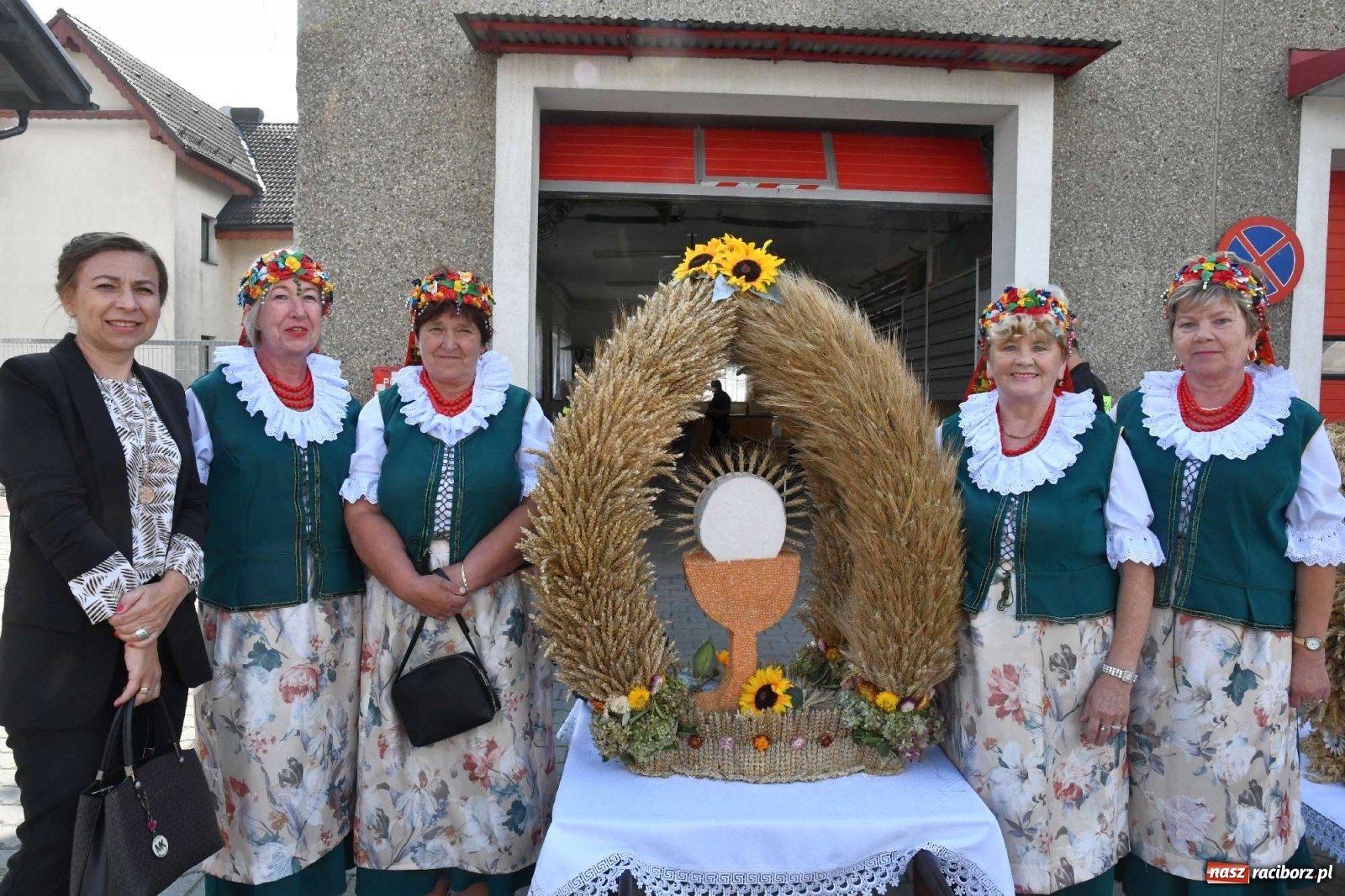 Zdjęcie w galerii na portalu naszraciborz.pl: Szczepionki jak napój bogów. Dożynki w Owsiszczach [FOTO i WIDEO] wiadomości z regionu