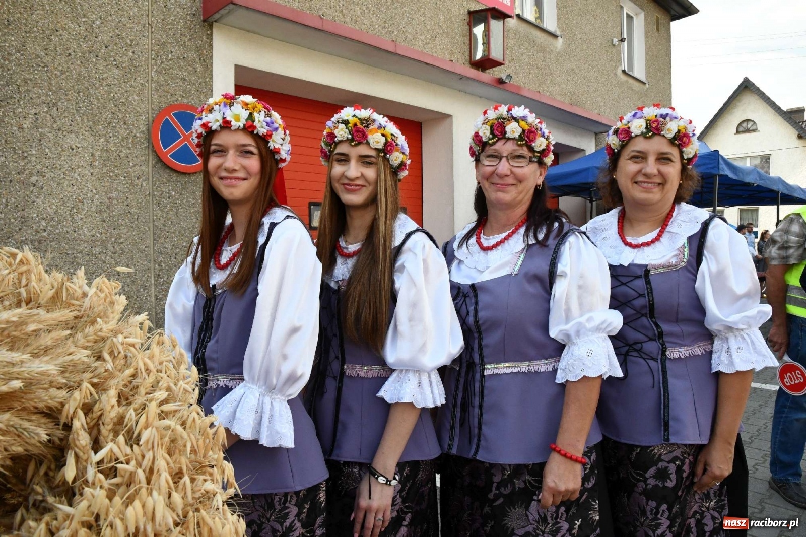 Zdjęcie w galerii na portalu naszraciborz.pl: Szczepionki jak napój bogów. Dożynki w Owsiszczach [FOTO i WIDEO] wiadomości z regionu