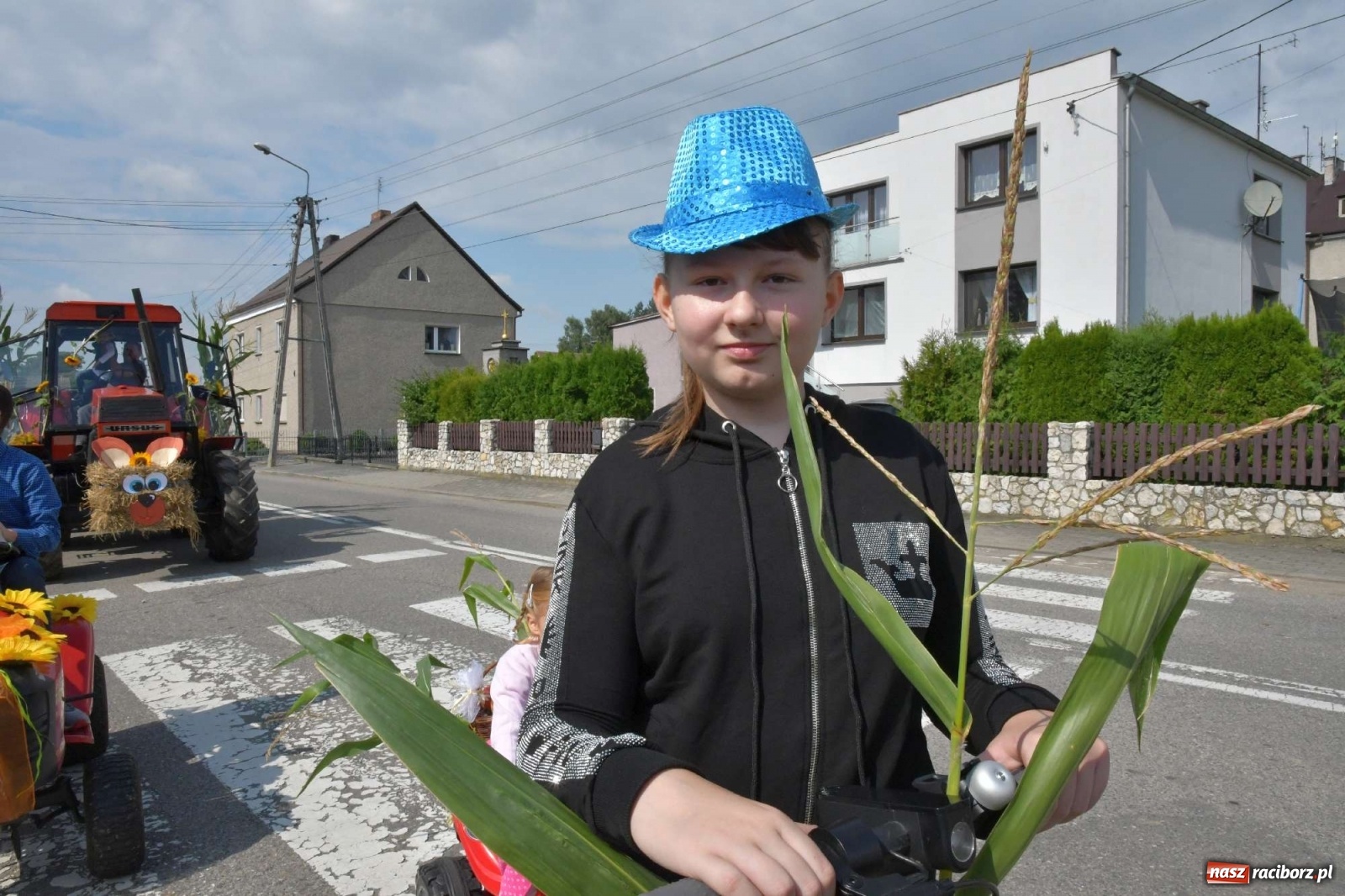 Zdjęcie w galerii na portalu naszraciborz.pl: Szczepionki jak napój bogów. Dożynki w Owsiszczach [FOTO i WIDEO] wiadomości z regionu