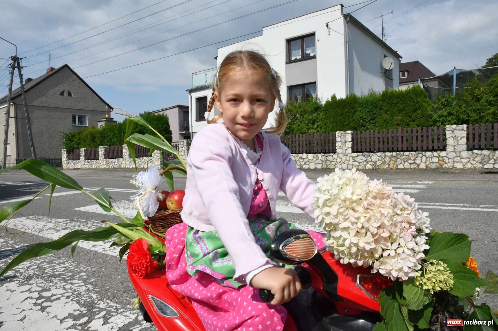 Zdjęcie w galerii na portalu naszraciborz.pl: Szczepionki jak napój bogów. Dożynki w Owsiszczach [FOTO i WIDEO] wiadomości z regionu