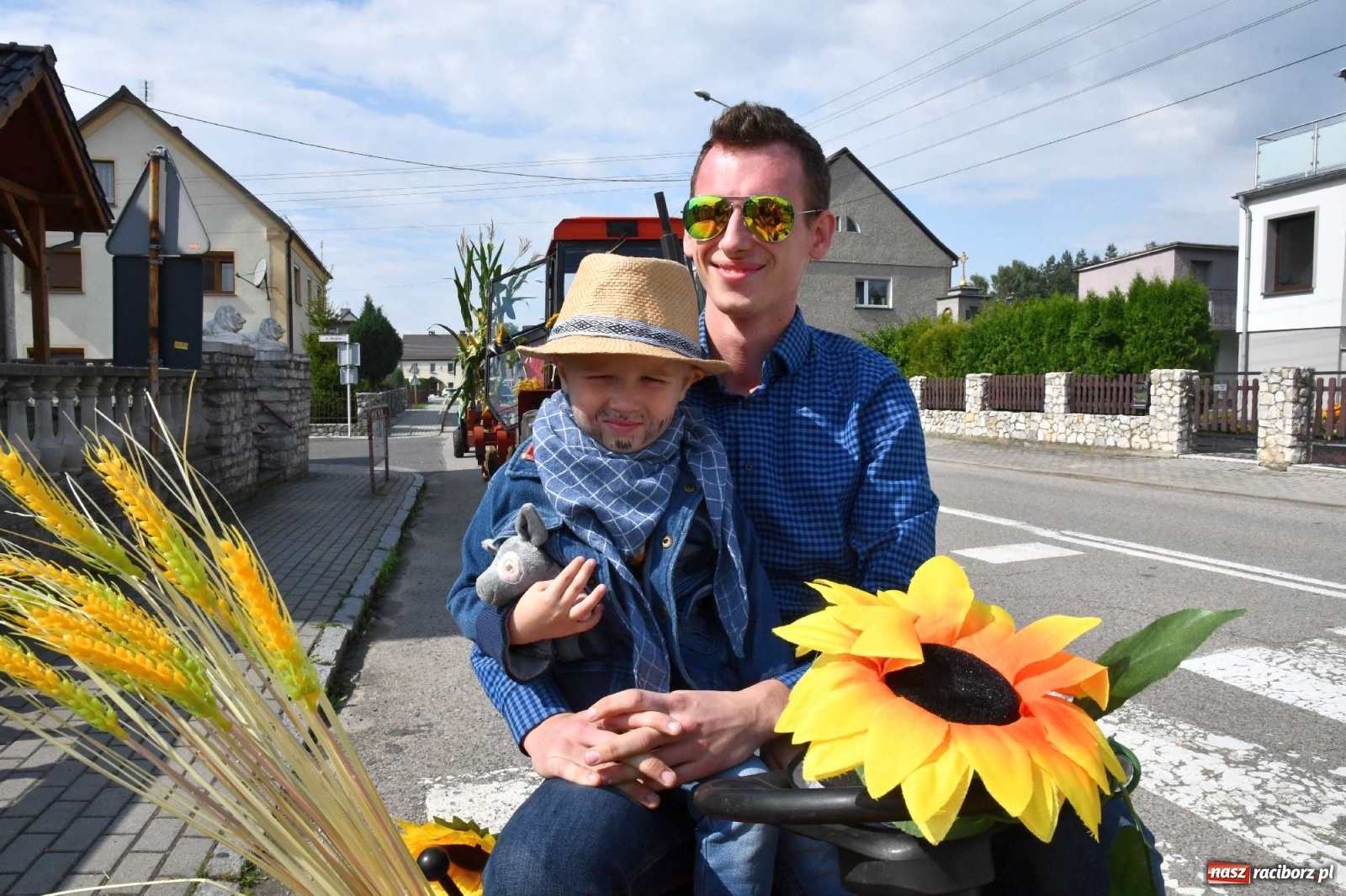 Zdjęcie w galerii na portalu naszraciborz.pl: Szczepionki jak napój bogów. Dożynki w Owsiszczach [FOTO i WIDEO] wiadomości z regionu