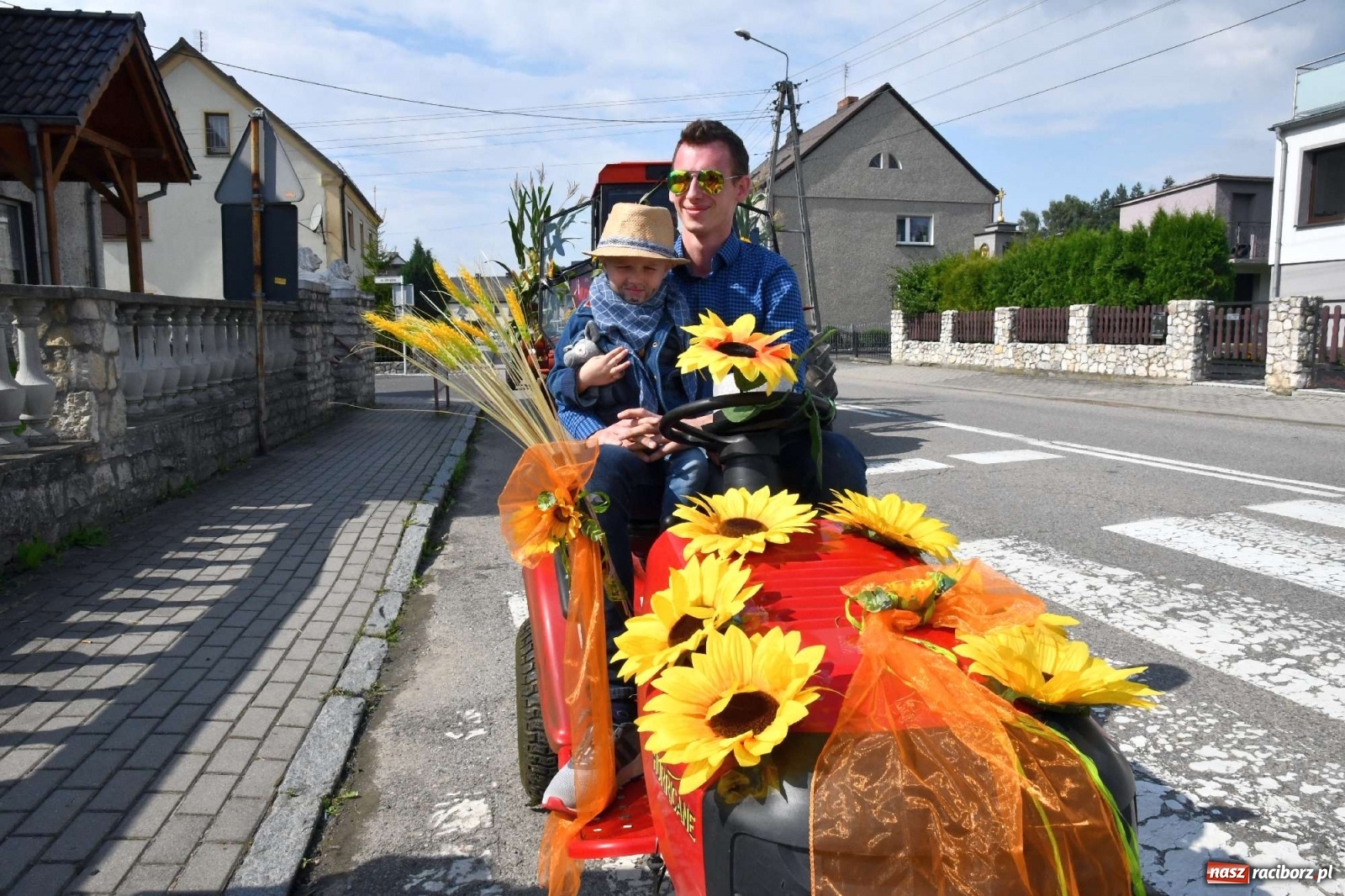 Zdjęcie w galerii na portalu naszraciborz.pl: Szczepionki jak napój bogów. Dożynki w Owsiszczach [FOTO i WIDEO] wiadomości z regionu