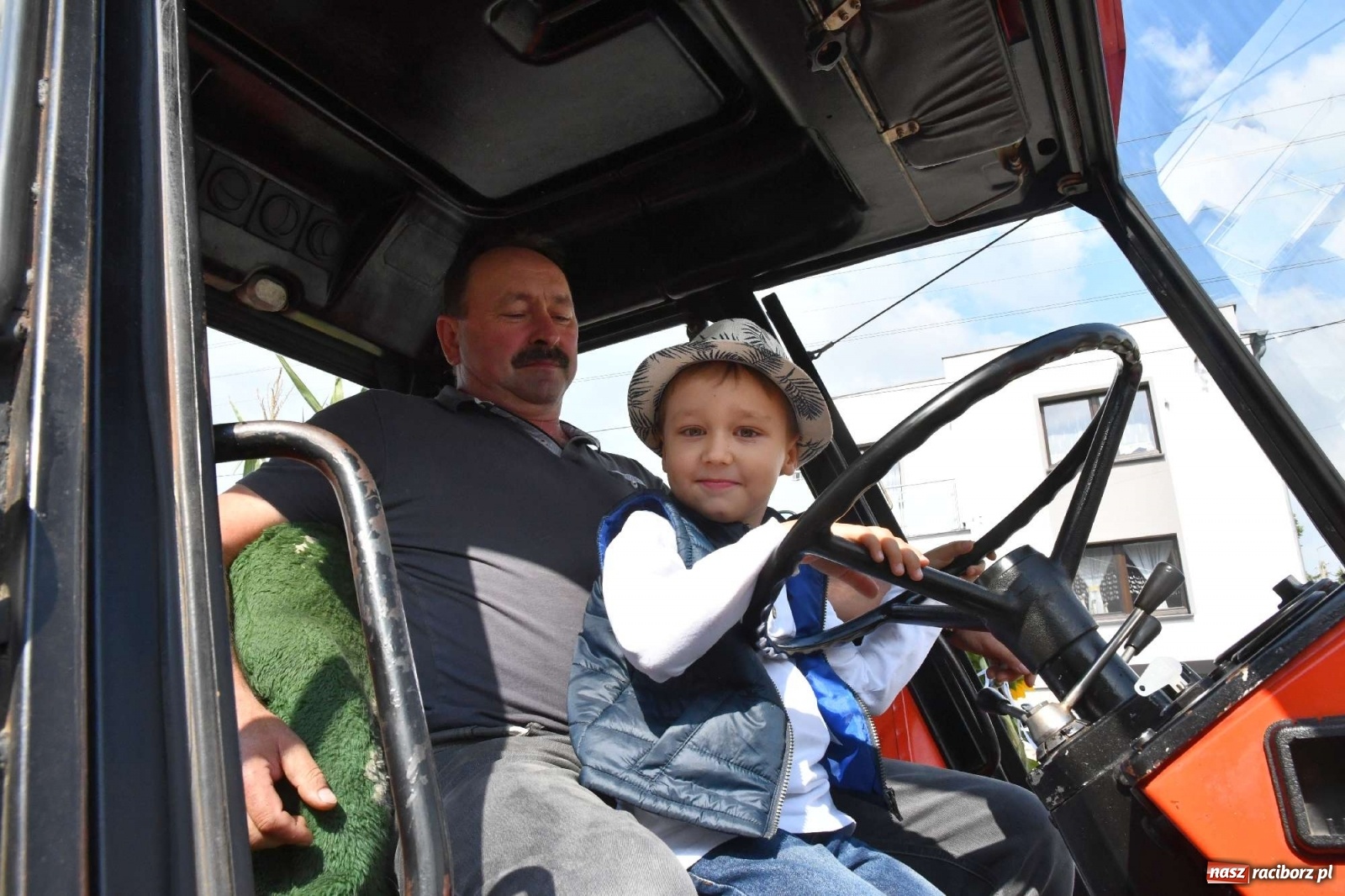 Zdjęcie w galerii na portalu naszraciborz.pl: Szczepionki jak napój bogów. Dożynki w Owsiszczach [FOTO i WIDEO] wiadomości z regionu