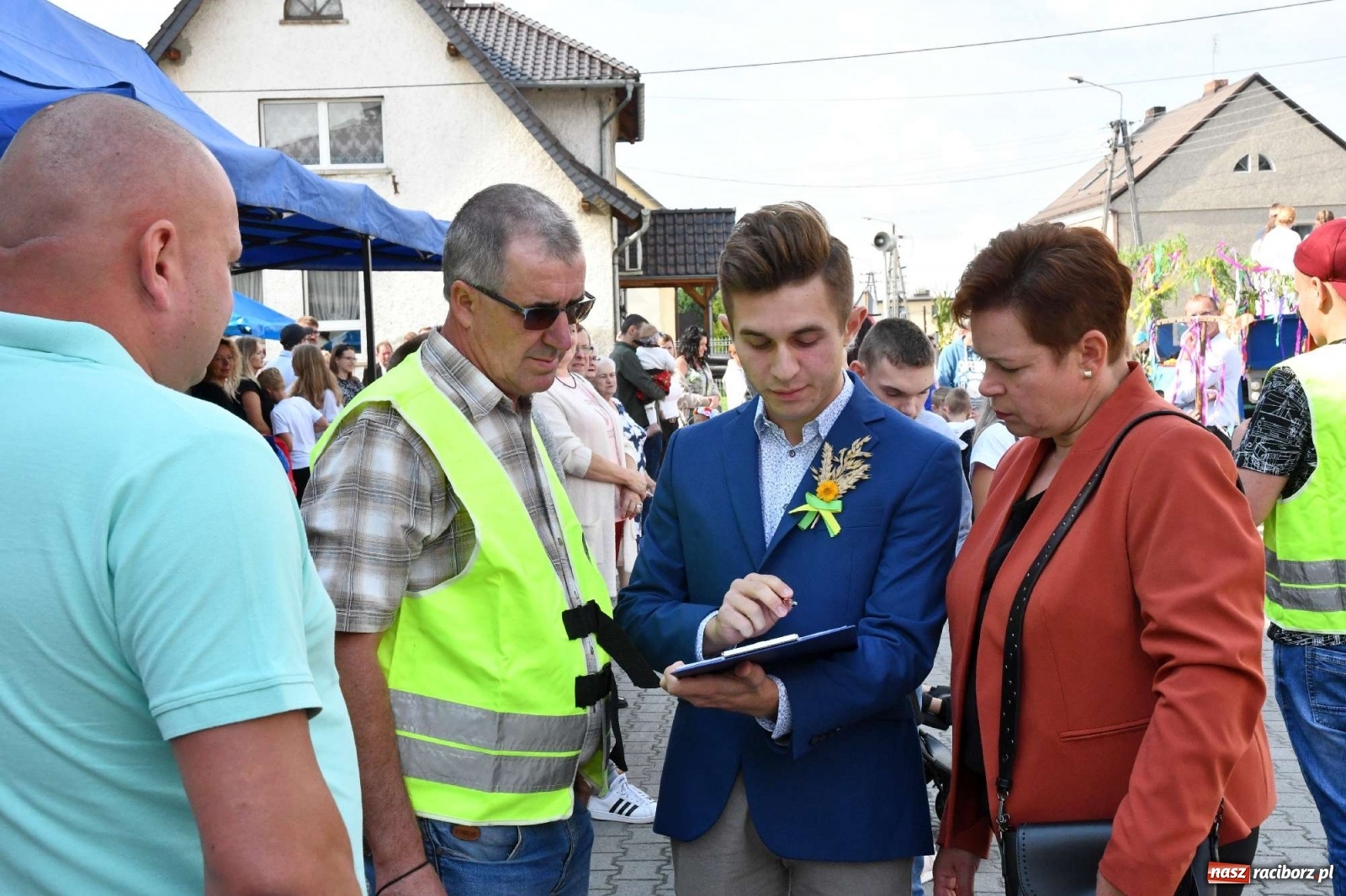 Zdjęcie w galerii na portalu naszraciborz.pl: Szczepionki jak napój bogów. Dożynki w Owsiszczach [FOTO i WIDEO] wiadomości z regionu