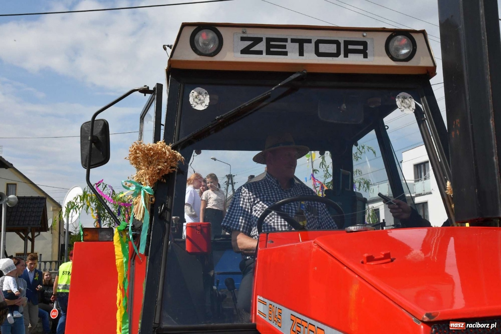 Zdjęcie w galerii na portalu naszraciborz.pl: Szczepionki jak napój bogów. Dożynki w Owsiszczach [FOTO i WIDEO] wiadomości z regionu
