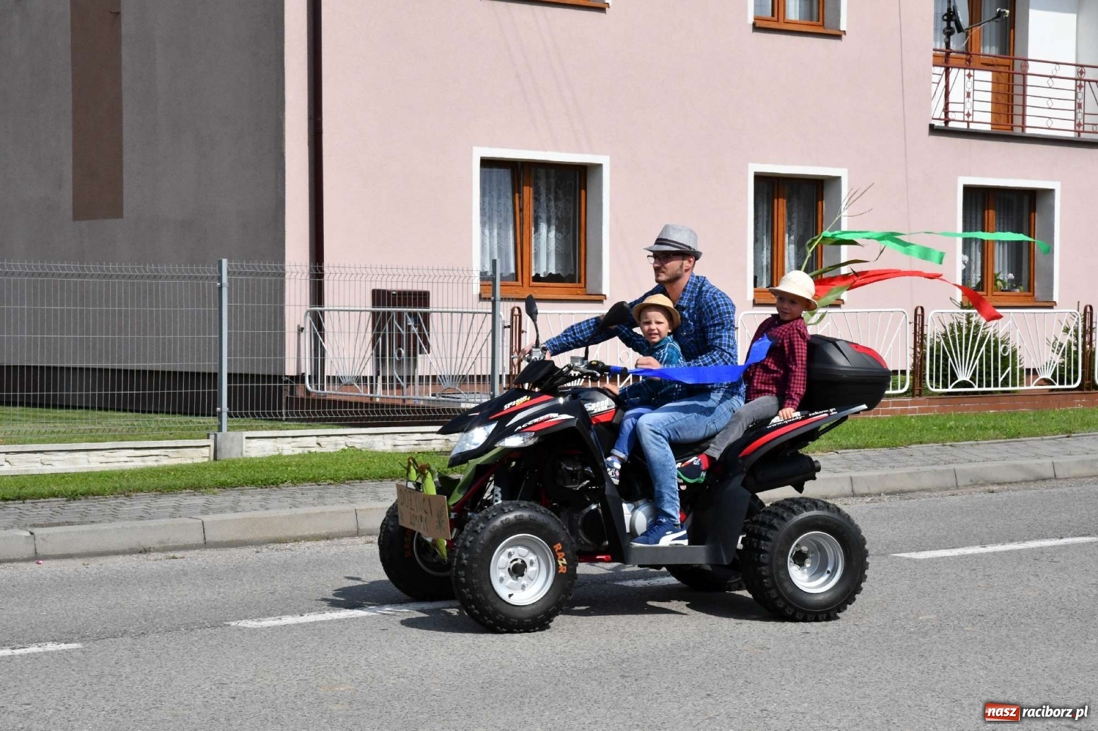 Zdjęcie w galerii na portalu naszraciborz.pl: Szczepionki jak napój bogów. Dożynki w Owsiszczach [FOTO i WIDEO] wiadomości z regionu