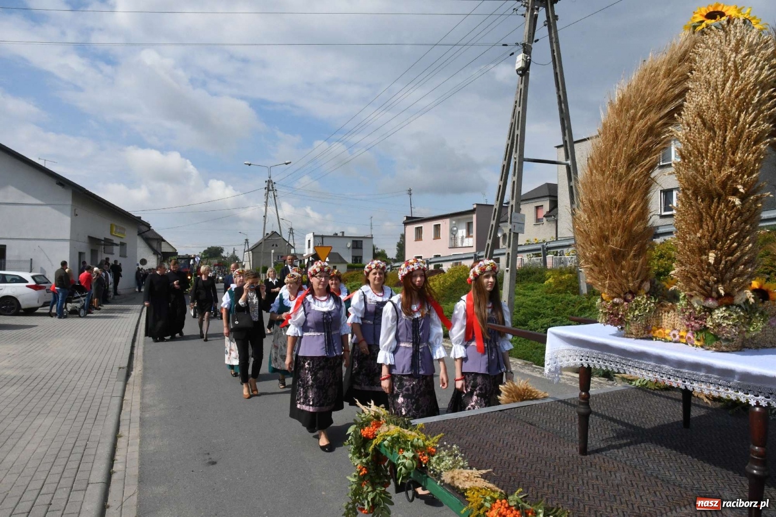 Zdjęcie w galerii na portalu naszraciborz.pl: Szczepionki jak napój bogów. Dożynki w Owsiszczach [FOTO i WIDEO] wiadomości z regionu