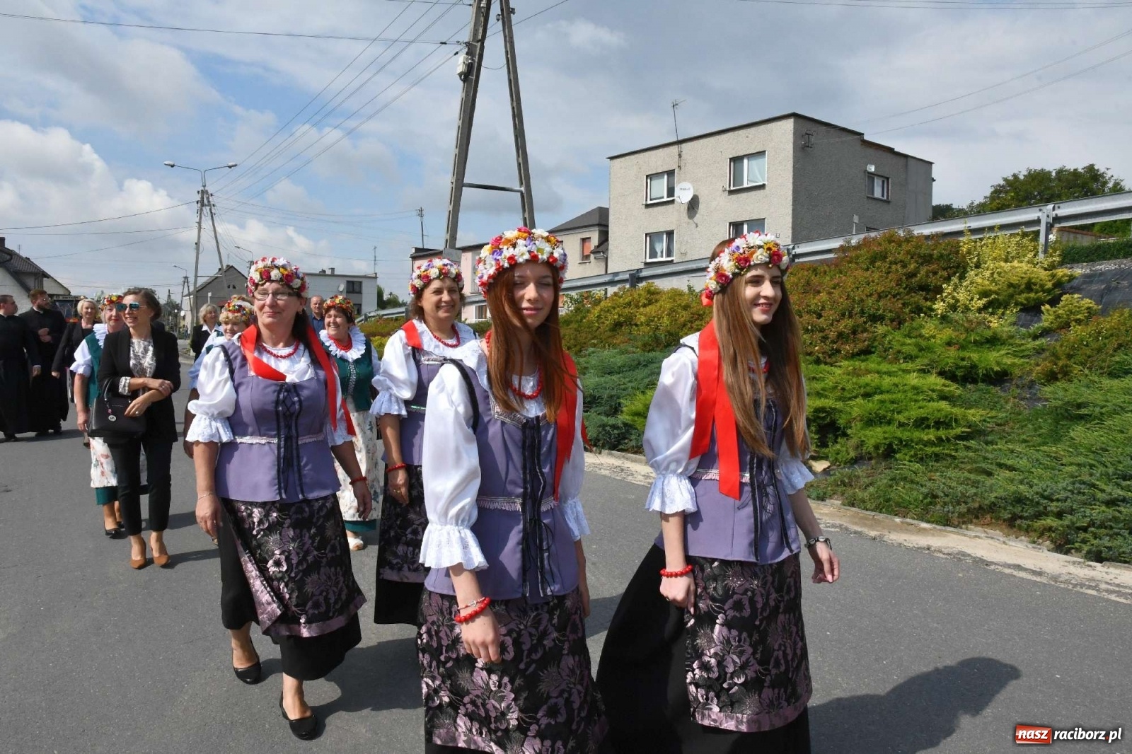 Zdjęcie w galerii na portalu naszraciborz.pl: Szczepionki jak napój bogów. Dożynki w Owsiszczach [FOTO i WIDEO] wiadomości z regionu