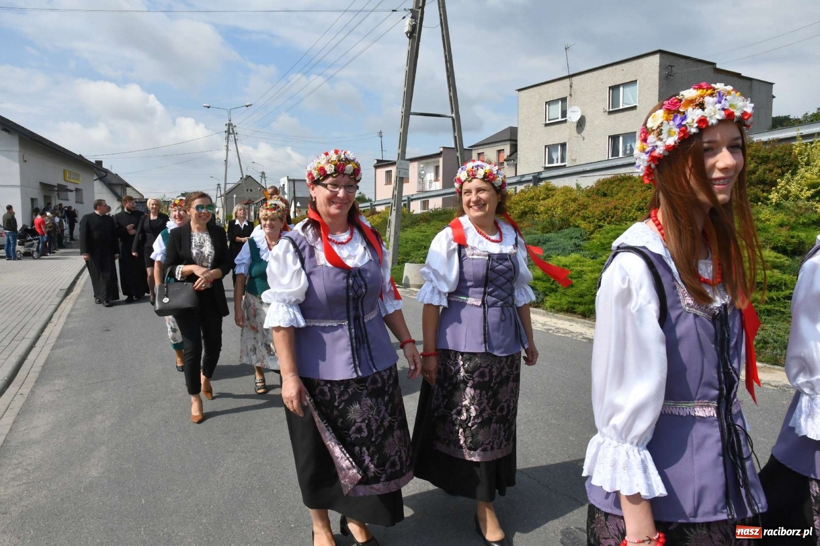 Zdjęcie w galerii na portalu naszraciborz.pl: Szczepionki jak napój bogów. Dożynki w Owsiszczach [FOTO i WIDEO] wiadomości z regionu