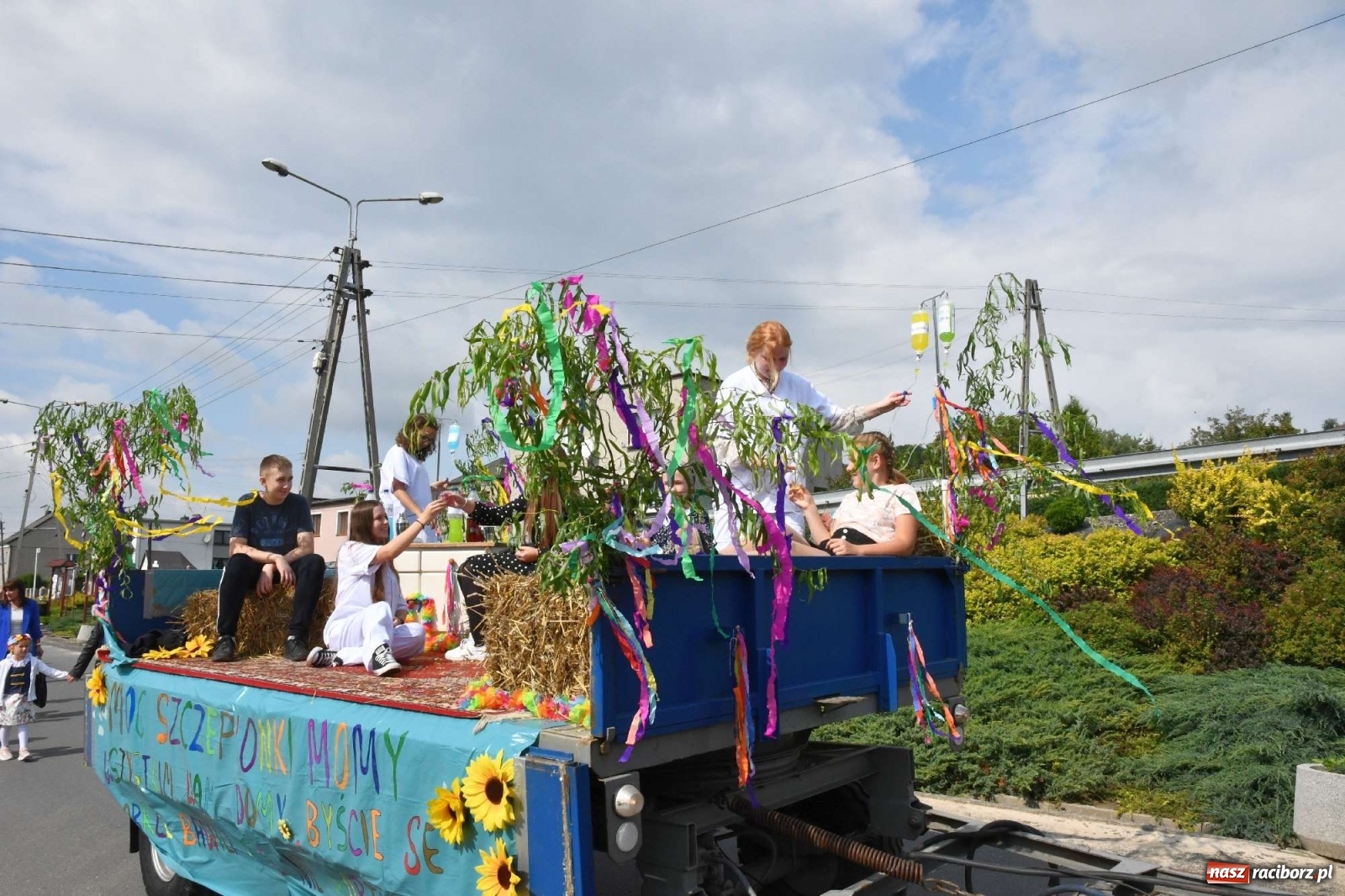 Zdjęcie w galerii na portalu naszraciborz.pl: Szczepionki jak napój bogów. Dożynki w Owsiszczach [FOTO i WIDEO] wiadomości z regionu