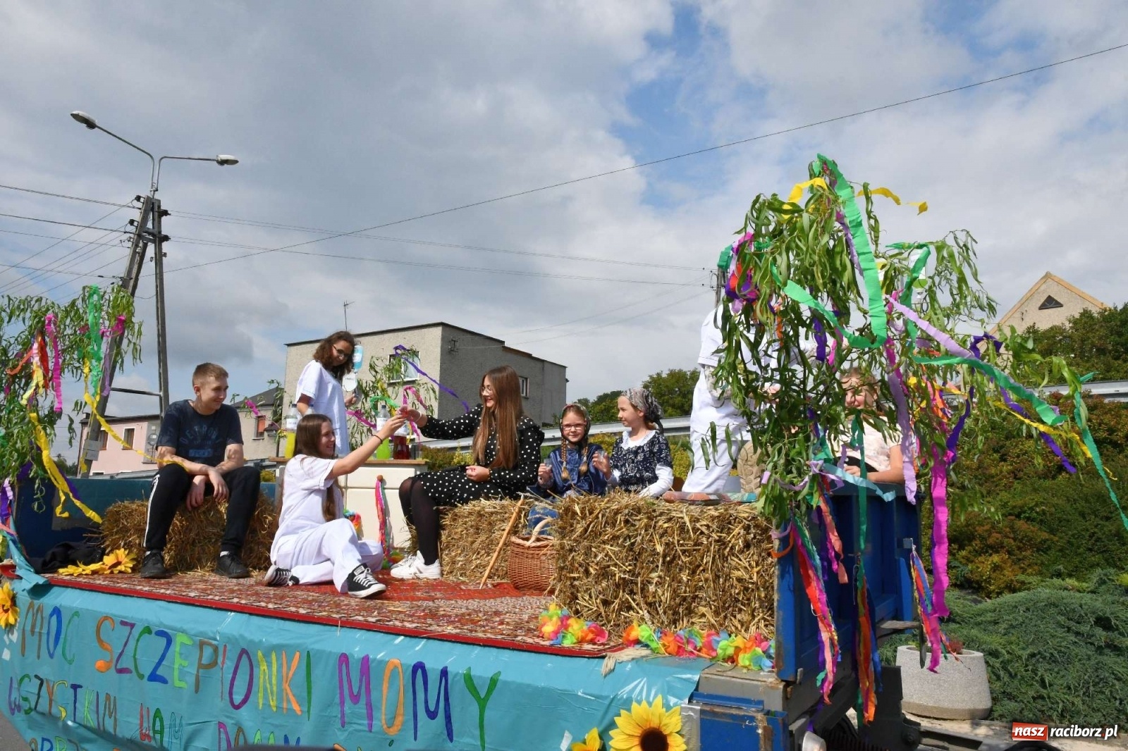 Zdjęcie w galerii na portalu naszraciborz.pl: Szczepionki jak napój bogów. Dożynki w Owsiszczach [FOTO i WIDEO] wiadomości z regionu