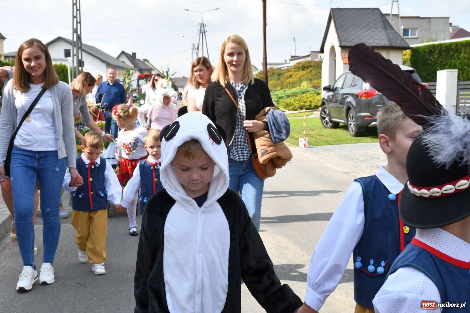 Zdjęcie w galerii na portalu naszraciborz.pl: Szczepionki jak napój bogów. Dożynki w Owsiszczach [FOTO i WIDEO] wiadomości z regionu