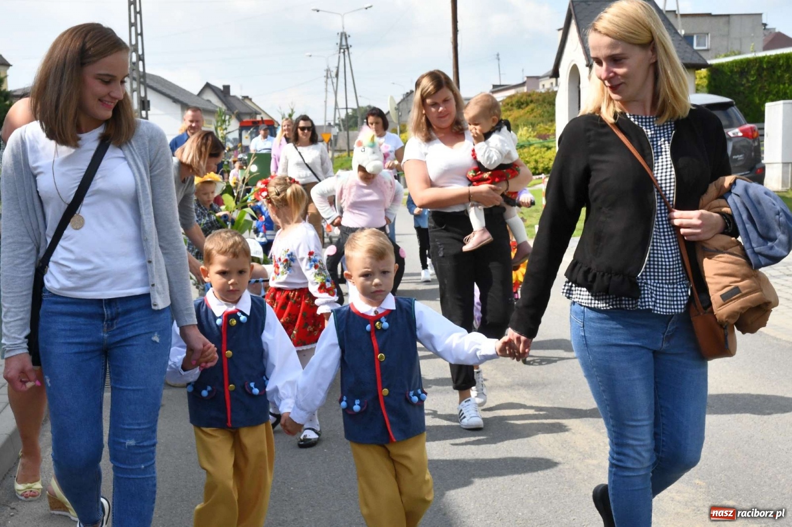 Zdjęcie w galerii na portalu naszraciborz.pl: Szczepionki jak napój bogów. Dożynki w Owsiszczach [FOTO i WIDEO] wiadomości z regionu