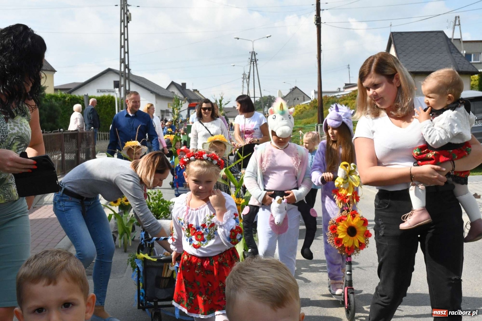 Zdjęcie w galerii na portalu naszraciborz.pl: Szczepionki jak napój bogów. Dożynki w Owsiszczach [FOTO i WIDEO] wiadomości z regionu