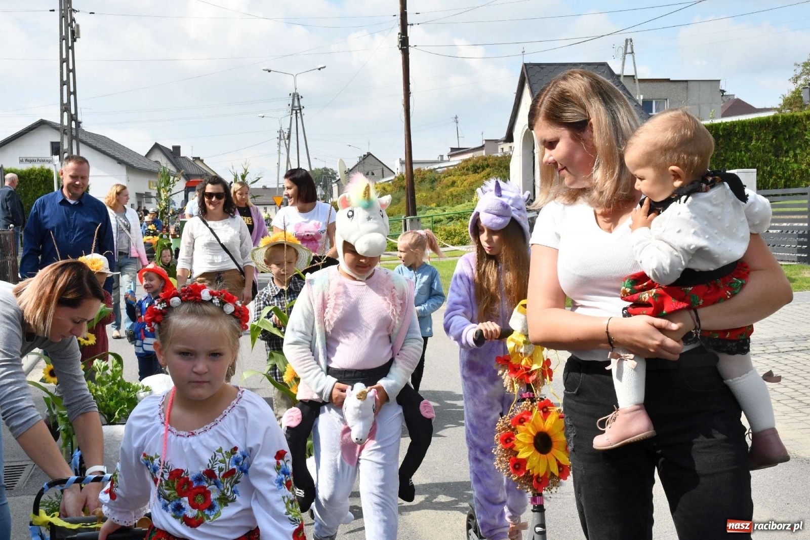 Zdjęcie w galerii na portalu naszraciborz.pl: Szczepionki jak napój bogów. Dożynki w Owsiszczach [FOTO i WIDEO] wiadomości z regionu