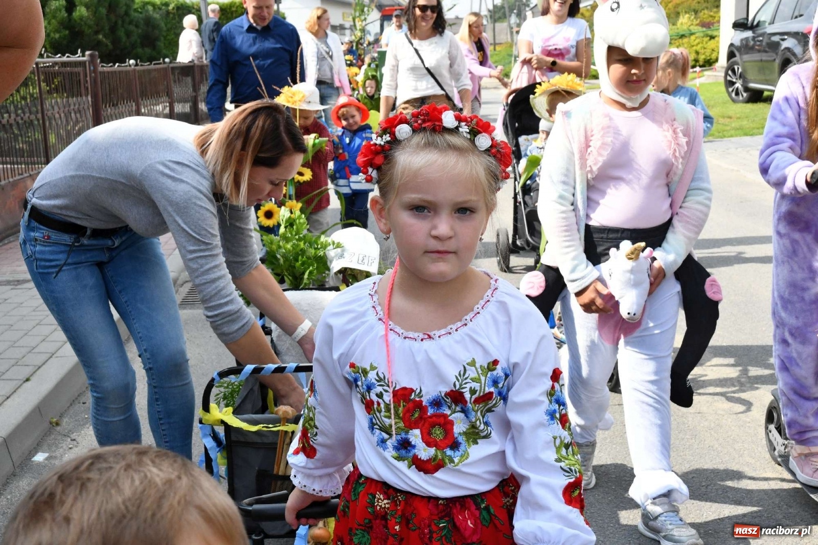 Zdjęcie w galerii na portalu naszraciborz.pl: Szczepionki jak napój bogów. Dożynki w Owsiszczach [FOTO i WIDEO] wiadomości z regionu