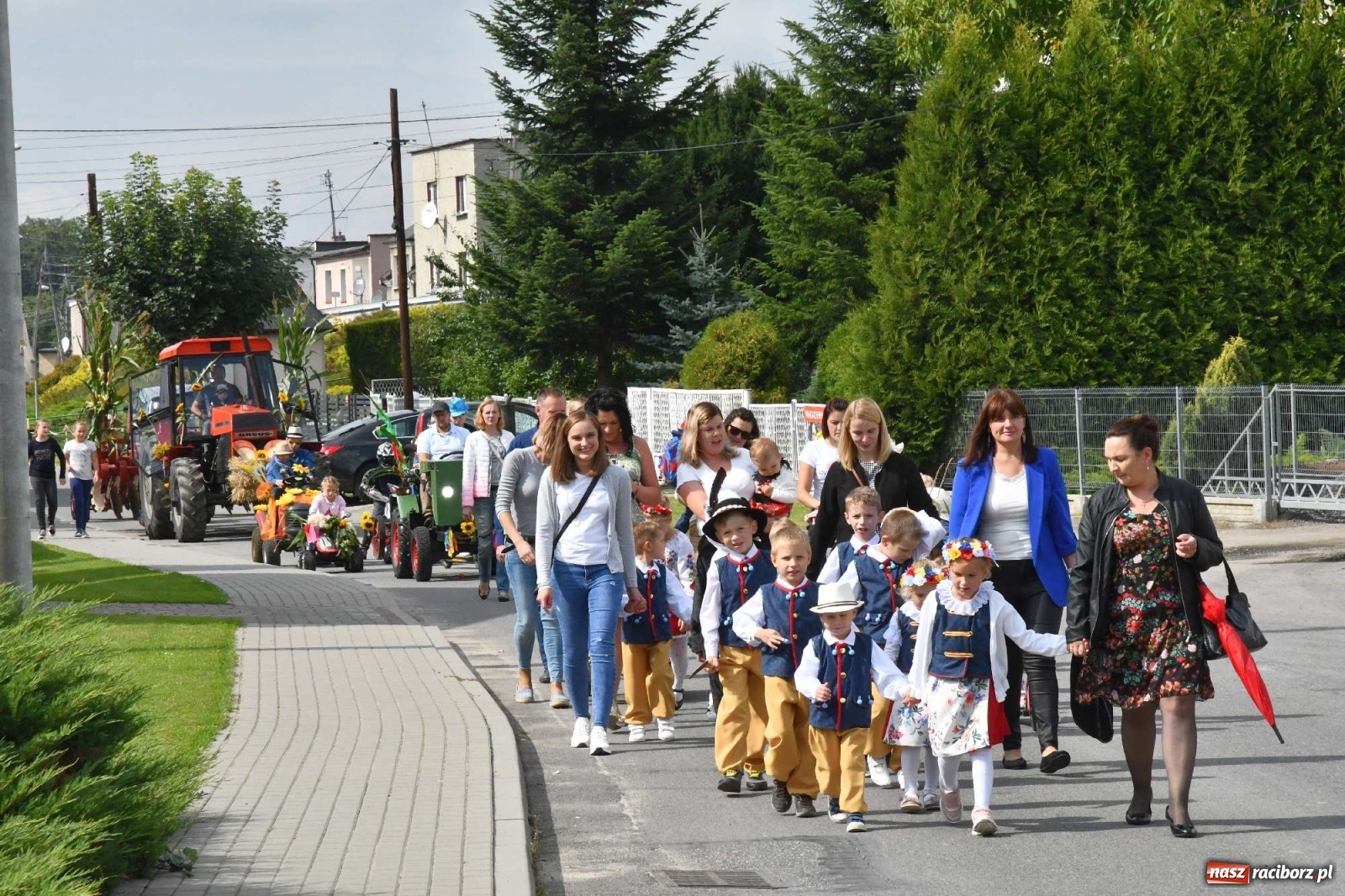 Zdjęcie w galerii na portalu naszraciborz.pl: Szczepionki jak napój bogów. Dożynki w Owsiszczach [FOTO i WIDEO] wiadomości z regionu