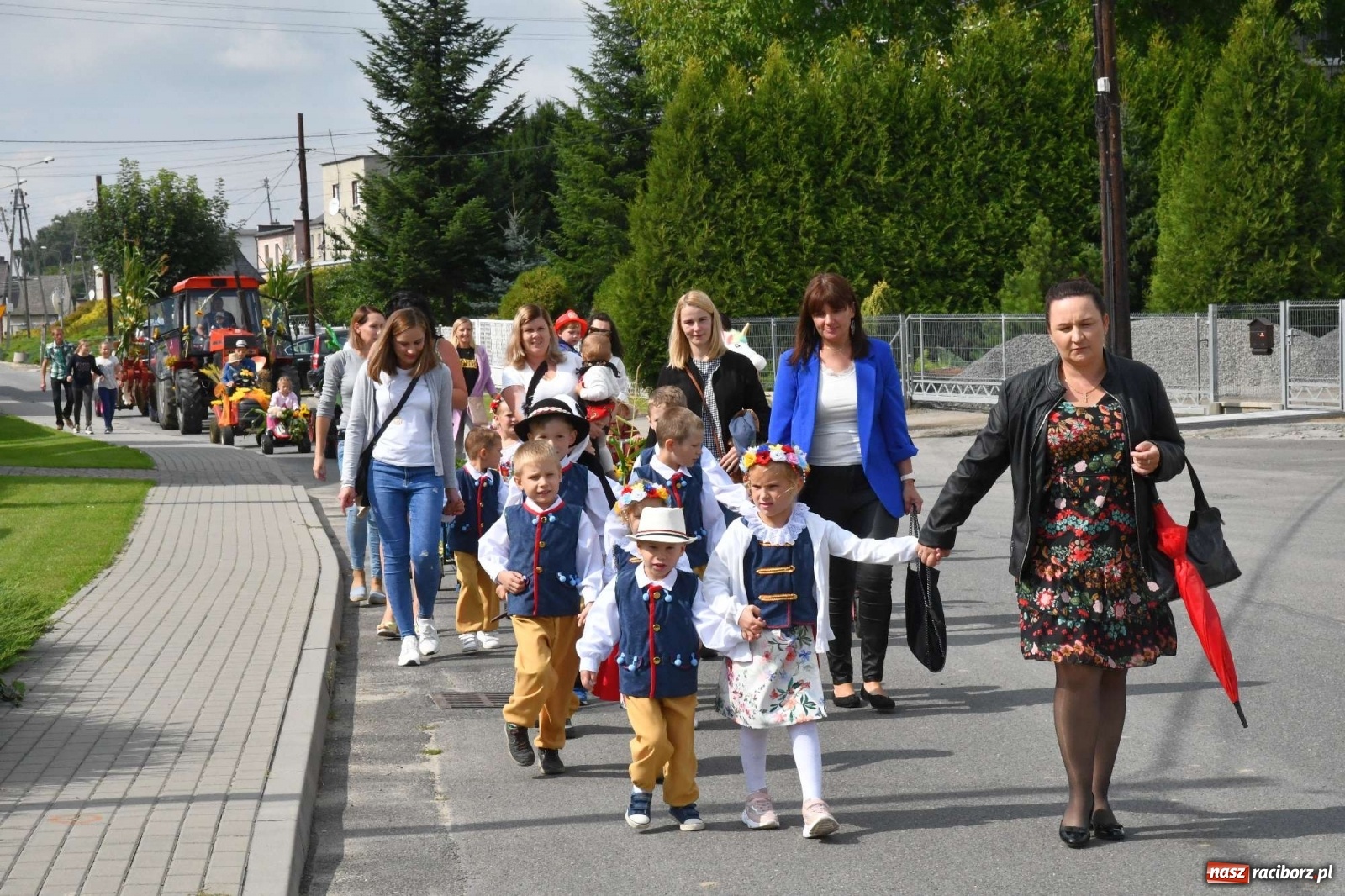 Zdjęcie w galerii na portalu naszraciborz.pl: Szczepionki jak napój bogów. Dożynki w Owsiszczach [FOTO i WIDEO] wiadomości z regionu