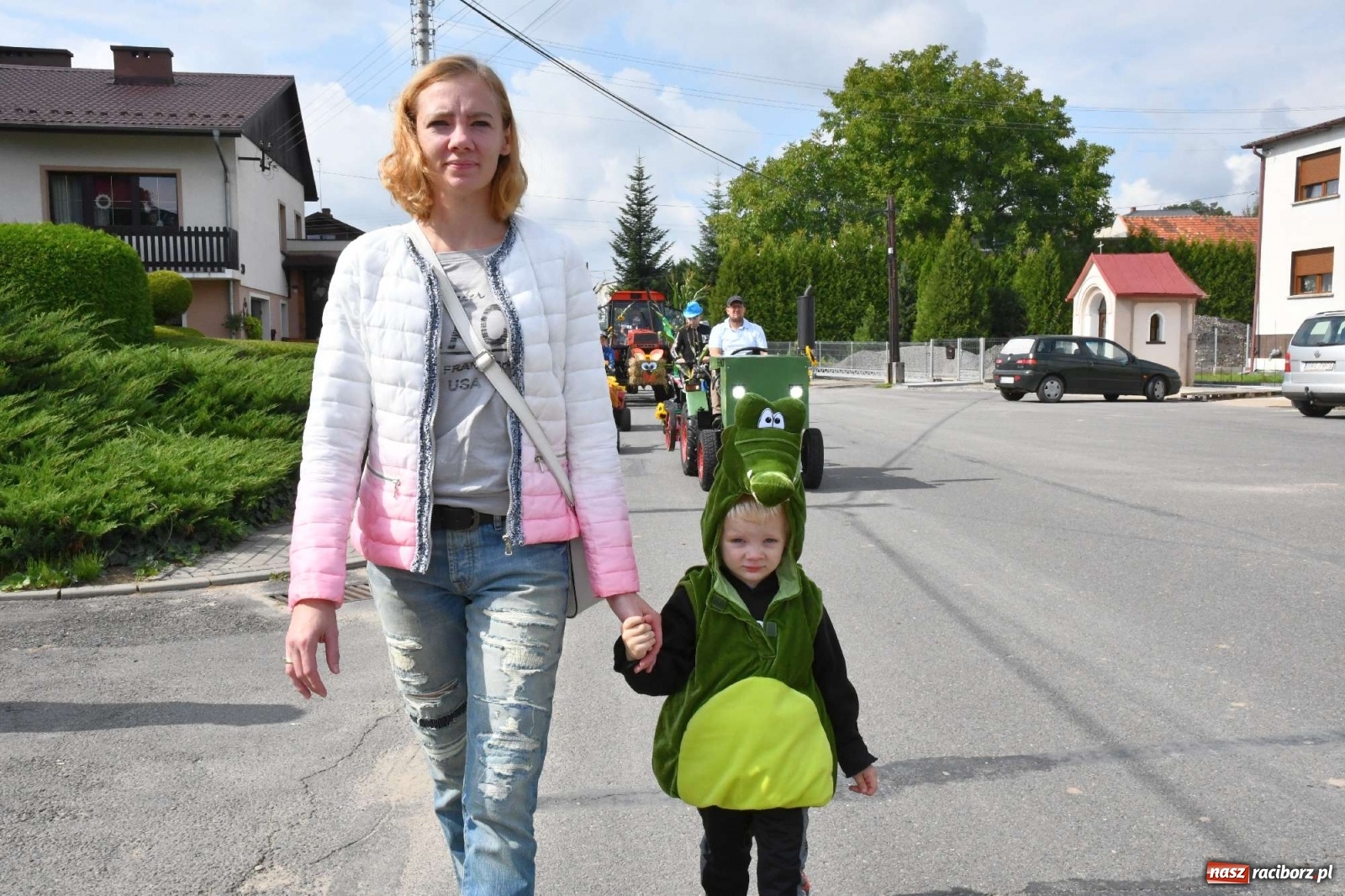 Zdjęcie w galerii na portalu naszraciborz.pl: Szczepionki jak napój bogów. Dożynki w Owsiszczach [FOTO i WIDEO] wiadomości z regionu