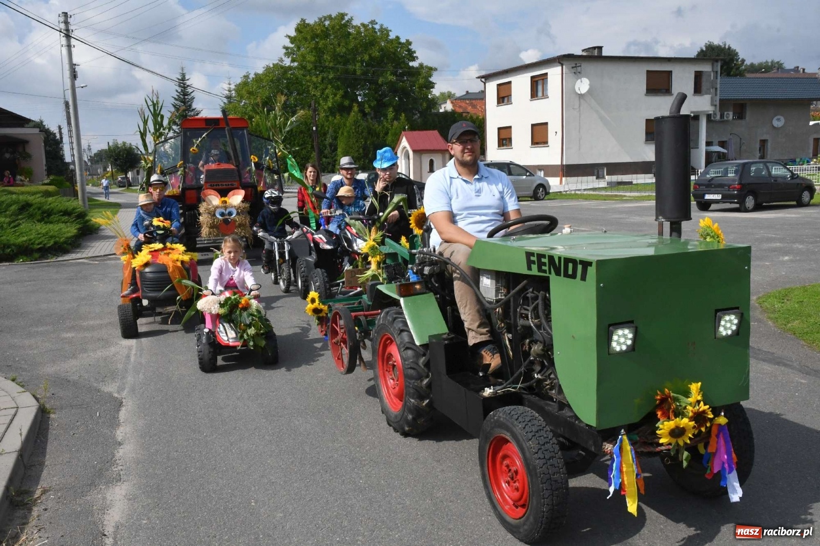 Zdjęcie w galerii na portalu naszraciborz.pl: Szczepionki jak napój bogów. Dożynki w Owsiszczach [FOTO i WIDEO] wiadomości z regionu
