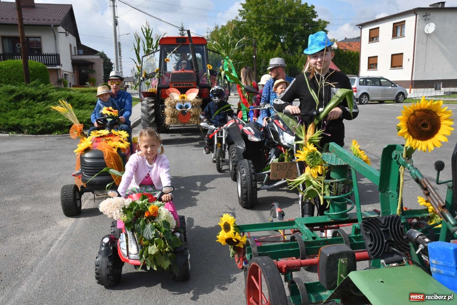 Zdjęcie w galerii na portalu naszraciborz.pl: Szczepionki jak napój bogów. Dożynki w Owsiszczach [FOTO i WIDEO] wiadomości z regionu