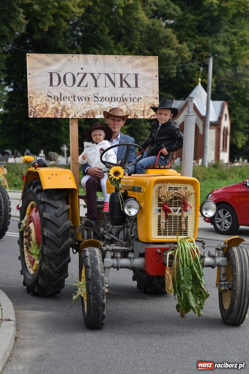 Zdjęcie w galerii na portalu naszraciborz.pl: Ciężki sprzęt i rowery. Dożynki w Szonowicach i Modzurowie wiadomości z regionu