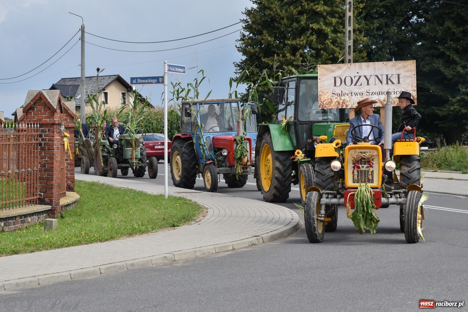 Zdjęcie w galerii na portalu naszraciborz.pl: Ciężki sprzęt i rowery. Dożynki w Szonowicach i Modzurowie wiadomości z regionu