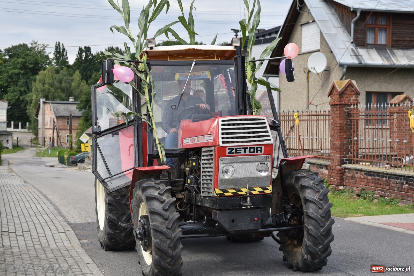 Zdjęcie w galerii na portalu naszraciborz.pl: Ciężki sprzęt i rowery. Dożynki w Szonowicach i Modzurowie wiadomości z regionu