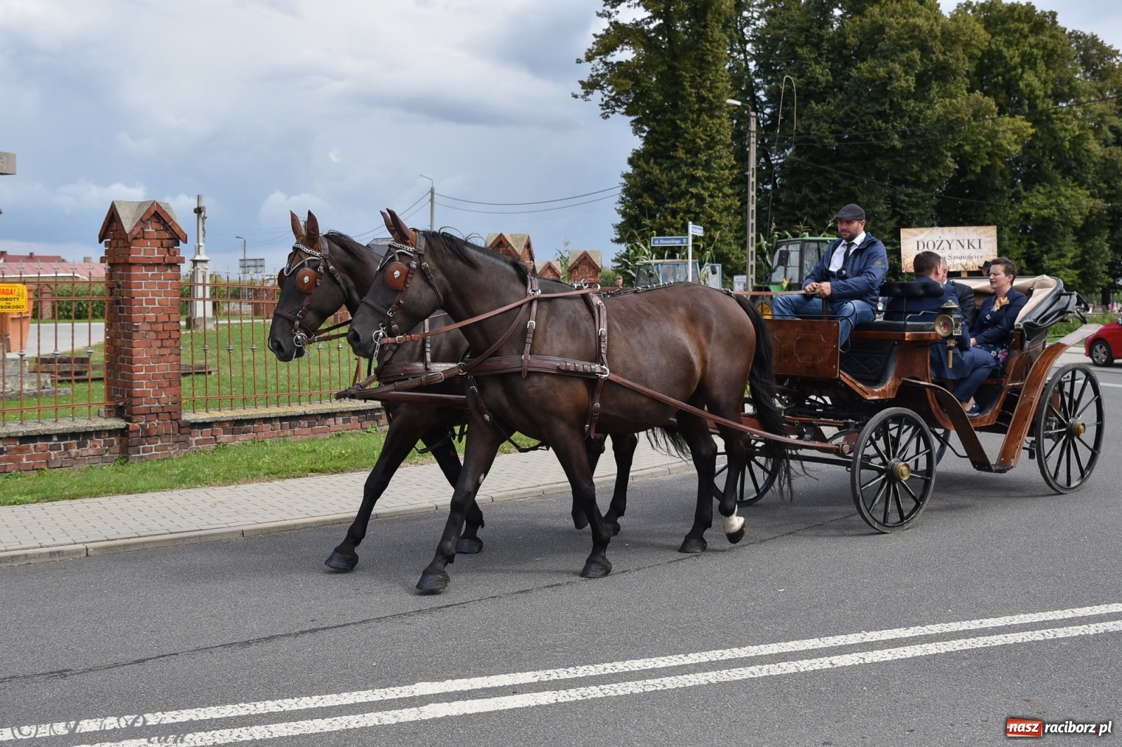 Zdjęcie w galerii na portalu naszraciborz.pl: Ciężki sprzęt i rowery. Dożynki w Szonowicach i Modzurowie wiadomości z regionu