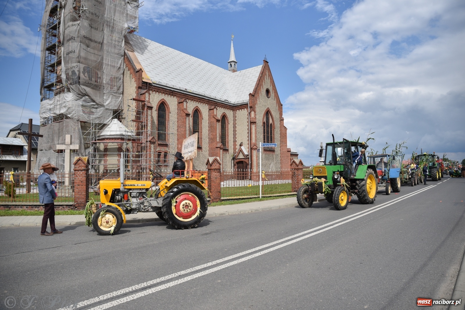 Zdjęcie w galerii na portalu naszraciborz.pl: Ciężki sprzęt i rowery. Dożynki w Szonowicach i Modzurowie wiadomości z regionu