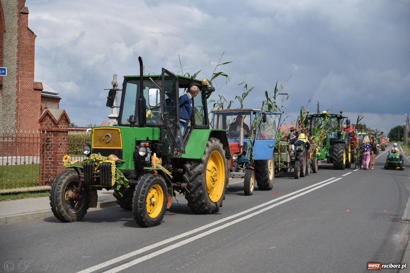 Zdjęcie w galerii na portalu naszraciborz.pl: Ciężki sprzęt i rowery. Dożynki w Szonowicach i Modzurowie wiadomości z regionu