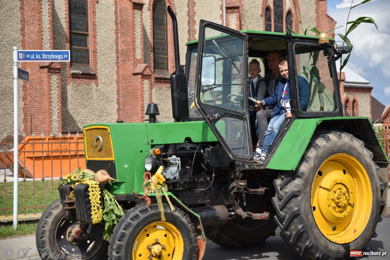 Zdjęcie w galerii na portalu naszraciborz.pl: Ciężki sprzęt i rowery. Dożynki w Szonowicach i Modzurowie wiadomości z regionu