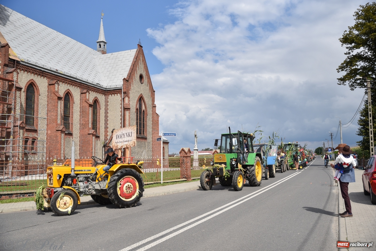 Zdjęcie w galerii na portalu naszraciborz.pl: Ciężki sprzęt i rowery. Dożynki w Szonowicach i Modzurowie wiadomości z regionu
