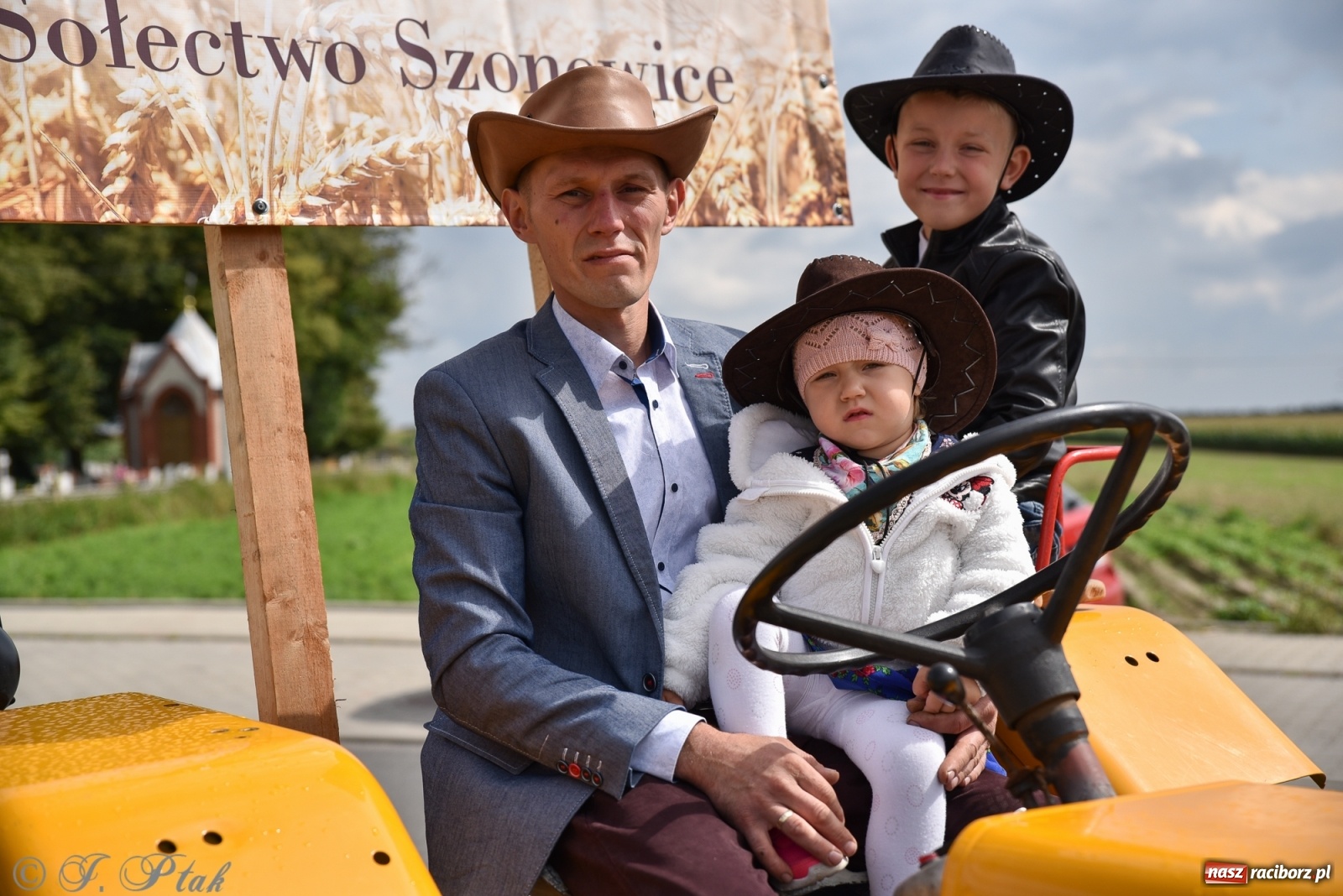 Zdjęcie w galerii na portalu naszraciborz.pl: Ciężki sprzęt i rowery. Dożynki w Szonowicach i Modzurowie wiadomości z regionu