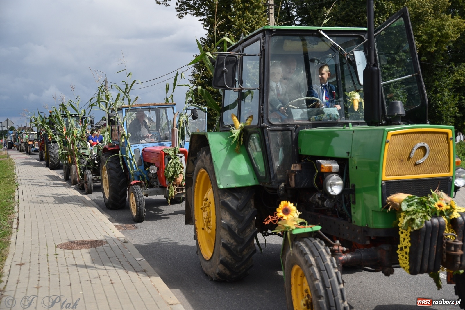 Zdjęcie w galerii na portalu naszraciborz.pl: Ciężki sprzęt i rowery. Dożynki w Szonowicach i Modzurowie wiadomości z regionu