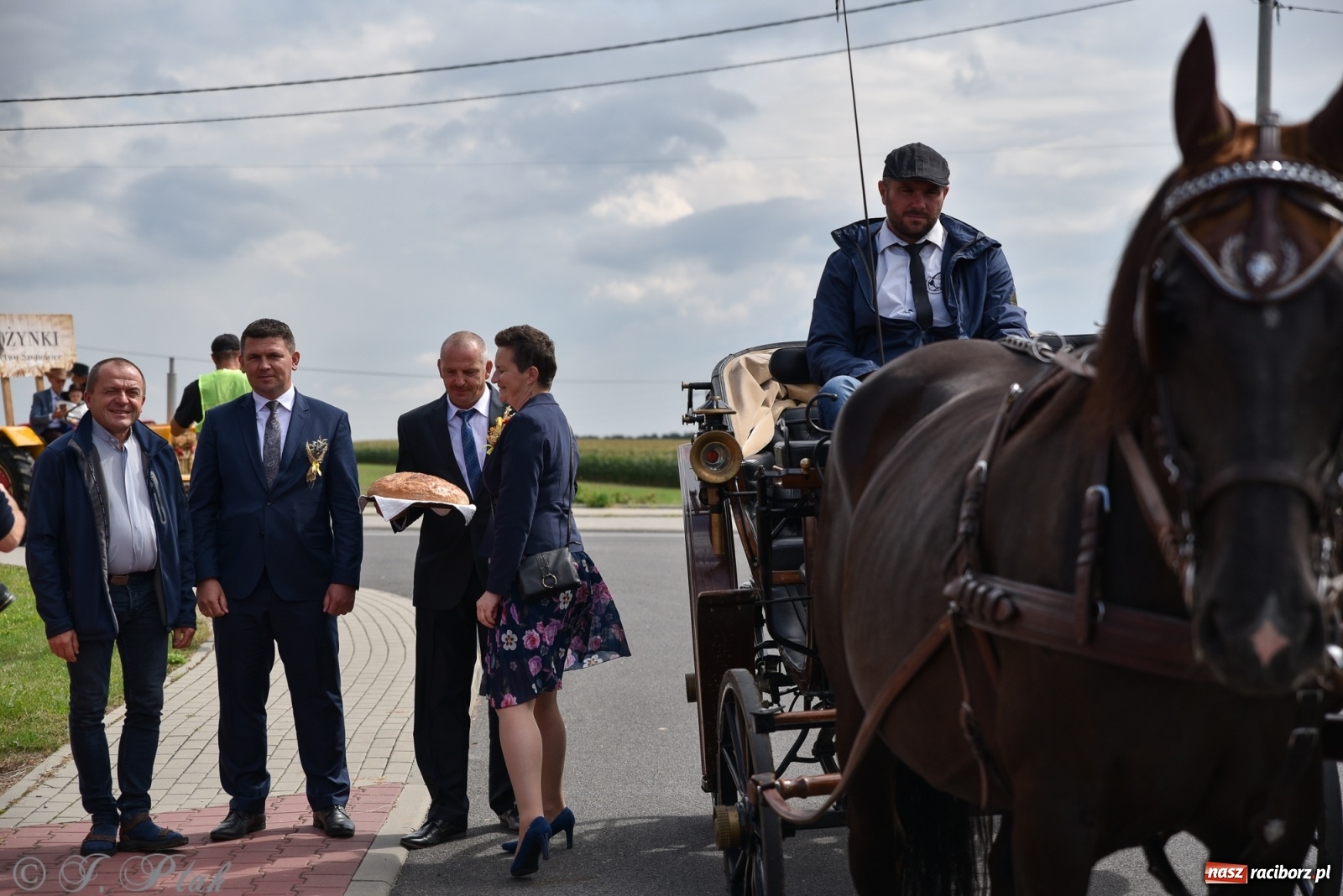 Zdjęcie w galerii na portalu naszraciborz.pl: Ciężki sprzęt i rowery. Dożynki w Szonowicach i Modzurowie wiadomości z regionu