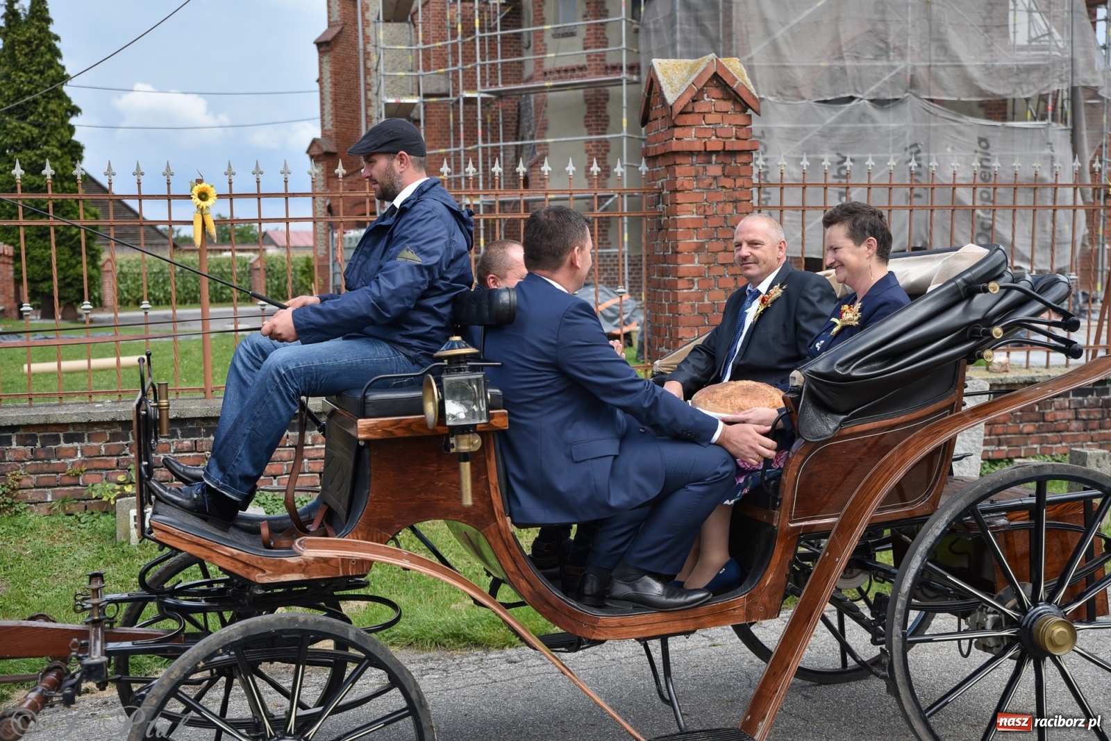 Zdjęcie w galerii na portalu naszraciborz.pl: Ciężki sprzęt i rowery. Dożynki w Szonowicach i Modzurowie wiadomości z regionu