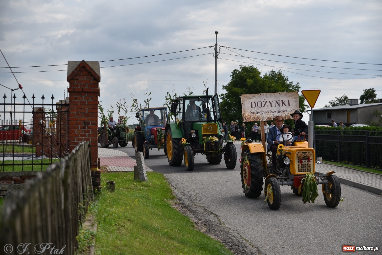 Zdjęcie w galerii na portalu naszraciborz.pl: Ciężki sprzęt i rowery. Dożynki w Szonowicach i Modzurowie wiadomości z regionu