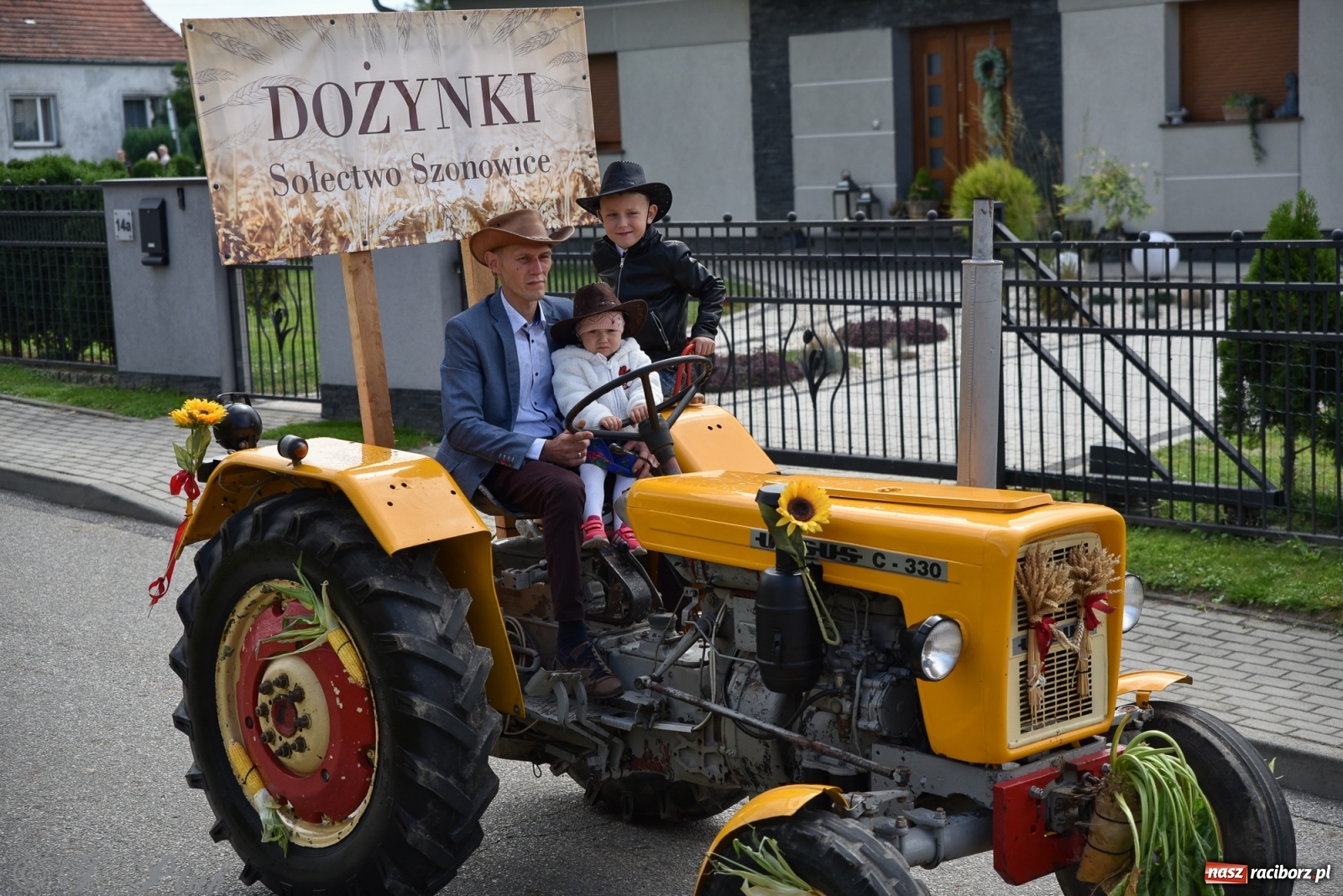 Zdjęcie w galerii na portalu naszraciborz.pl: Ciężki sprzęt i rowery. Dożynki w Szonowicach i Modzurowie wiadomości z regionu