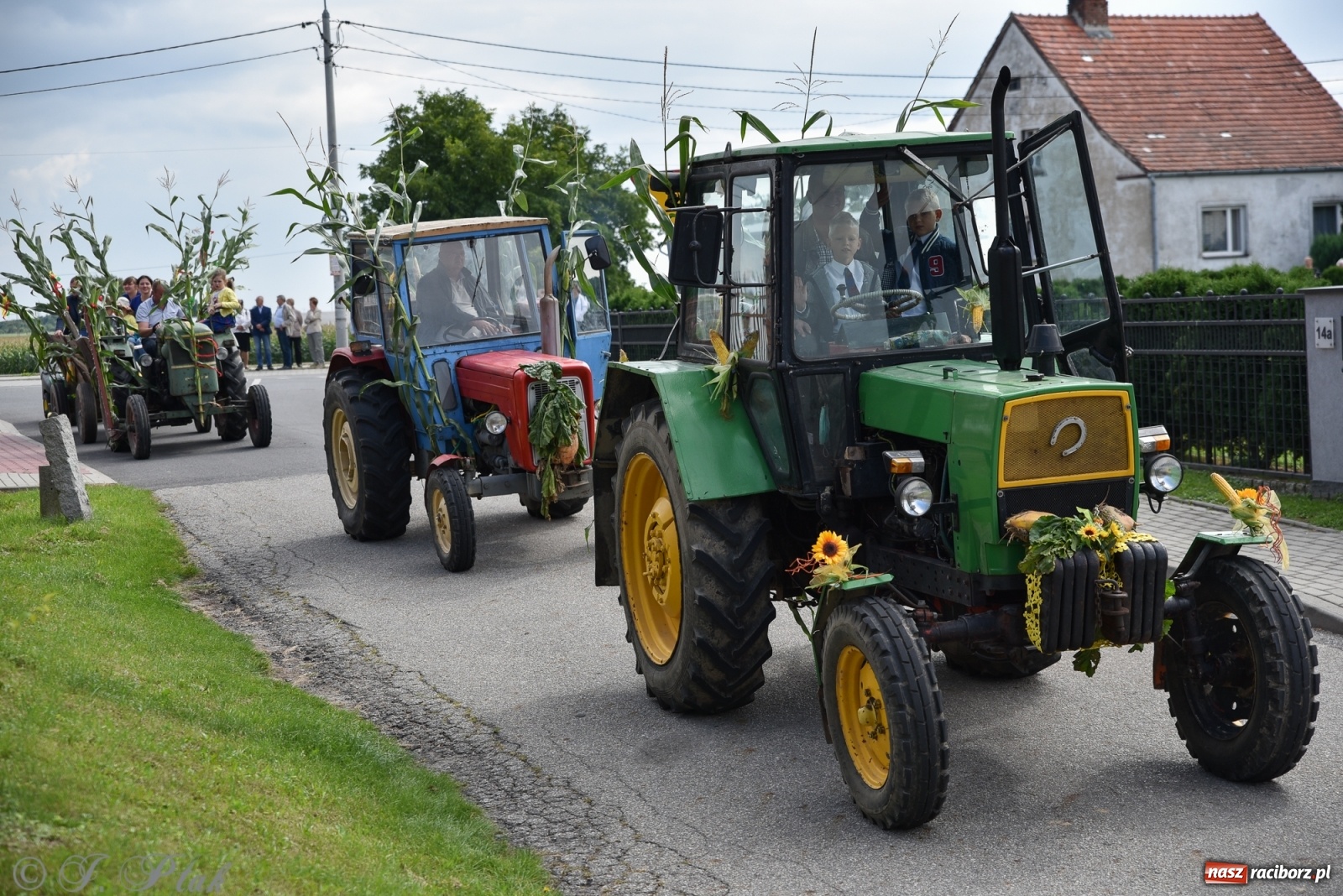 Zdjęcie w galerii na portalu naszraciborz.pl: Ciężki sprzęt i rowery. Dożynki w Szonowicach i Modzurowie wiadomości z regionu
