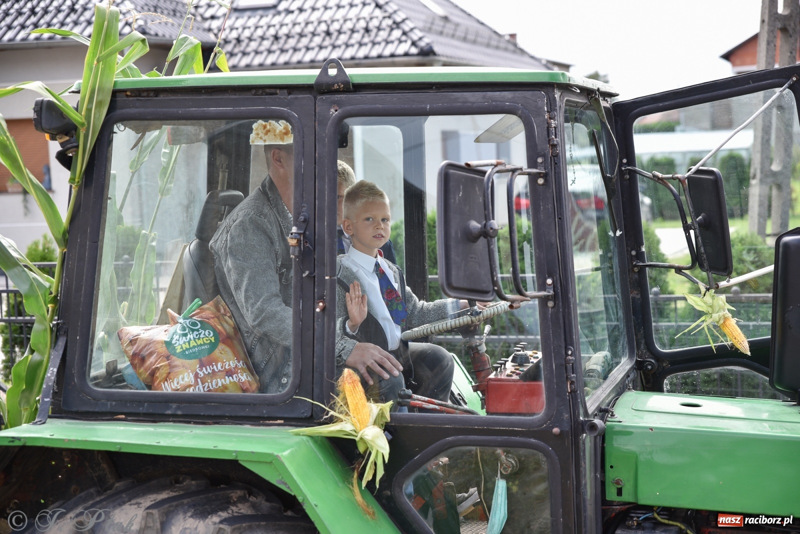 Zdjęcie w galerii na portalu naszraciborz.pl: Ciężki sprzęt i rowery. Dożynki w Szonowicach i Modzurowie wiadomości z regionu